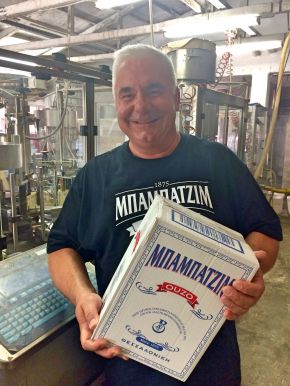 Frank Steiniger besucht die Abf&uuml;llung der Ouzo-Brennerei Babatzim in Thessaloniki
