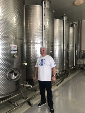 Frank Steiniger in der Brennerei Stoupakis auf Chios vor Edelstahltanks f&uuml;r die Ouzo-Produktion